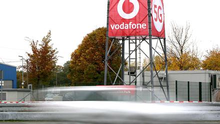 Ein PKW fährt auf einem Testgelände an einer 5G Antenne vorbei. Vodafone hat seine erste 5G-Mobilfunkstation in Betrieb genommen. 