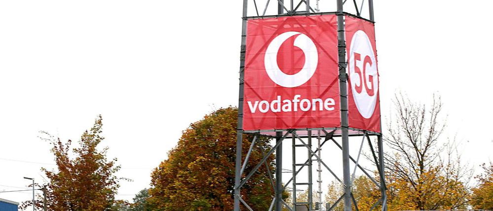Ein PKW fährt auf einem Testgelände an einer 5G Antenne vorbei. Vodafone hat seine erste 5G-Mobilfunkstation in Betrieb genommen.