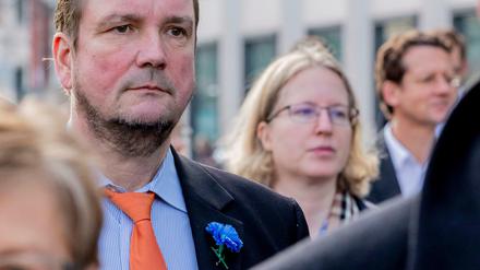 08.11.2018, Berlin: Andreas Wild (AfD), Mitglied Abgeordnetenhauses von Berlin, nimmt am Schweigemarsches zum 80. Jahrestag der Novemberpogrome von 1938 teil. Der Zug zieht vom Berliner Abgeordnetenhaus zum Denkmal für die ermordeten Juden Europas. Er trug dabei eine blaue Kornblume am Revers seines Jacketts. Solche Blumen dienten zwischen 1933 und 1938 in Österreich als Erkennungszeichen der damals verbotenen Nationalsozialisten. (zu dpa "Grüne werfen AfD-Mann «widerliche Provokation» bei Pogromgedenken vor " vom 08.11.2018) Foto: Christoph Soeder/dpa +++ dpa-Bildfunk +++