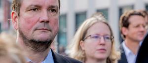 08.11.2018, Berlin: Andreas Wild (AfD), Mitglied Abgeordnetenhauses von Berlin, nimmt am Schweigemarsches zum 80. Jahrestag der Novemberpogrome von 1938 teil. Der Zug zieht vom Berliner Abgeordnetenhaus zum Denkmal für die ermordeten Juden Europas. Er trug dabei eine blaue Kornblume am Revers seines Jacketts. Solche Blumen dienten zwischen 1933 und 1938 in Österreich als Erkennungszeichen der damals verbotenen Nationalsozialisten. (zu dpa "Grüne werfen AfD-Mann «widerliche Provokation» bei Pogromgedenken vor " vom 08.11.2018) Foto: Christoph Soeder/dpa +++ dpa-Bildfunk +++