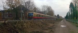 Die Kleingärten und Bäume sind bereits weg - in Lichtenrade wird die Dresdner Bahn wieder gebaut.