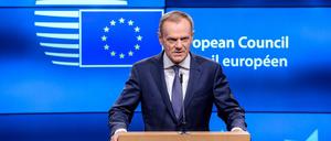 EU-Ratspräsidenten Donald Tusk spricht bei einer Pressekonferenz in Brüssel (Belgien). 