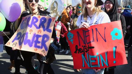 Demonstration zum Frauentag unter dem Motto "Feministische Kämpfe verbinden!"