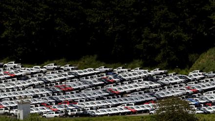 Autos auf Halde: Wegen des neuen Abgasprüfverfahrens können derzeit viele Fahrzeuge nicht verkauft werden. 
