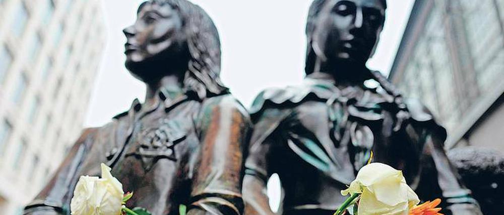 Das Kindertransport-Denkmal an der Friedrichstraße „Züge ins Leben – Züge in den Tod“ von Frank Meisler