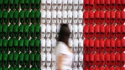 Schuhe in den Farben Italiens auf einer Messe in Berlin
