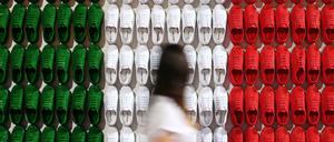 Schuhe in den Farben Italiens auf einer Messe in Berlin