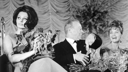 Sophia Loren und Liselotte Pulver, links und rechts von Heinz Rühmann, bei der Bambi Verleihung im Jahr 1964. 
