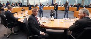 MAD-Chef Christof Gramm BfV-Chef Thomas Haldenwang und Bruno Kahl, Präsident des Bundesnachrichtendienstes (BND), im Sitzungssaal des Paul-Löbe-Hauses (v.l.n.r.).