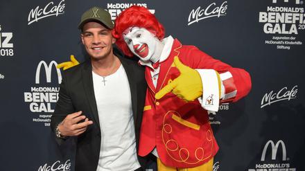 Hoffnung für Kinder. Sänger Pietro Lombardi und Clown Ronald McDonald. Auch hier hilft eine Stiftung Kindern, Spenden werden aber immer gebraucht.