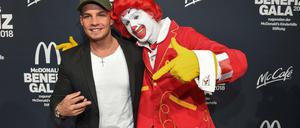 Hoffnung für Kinder. Sänger Pietro Lombardi und Clown Ronald McDonald. Auch hier hilft eine Stiftung Kindern, Spenden werden aber immer gebraucht.