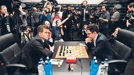 Intuition gegen Berechnung. Der norwegische Titelverteidiger Magnus Carlsen (links) geht die Duelle mit Gefühl an, während Kontrahent Fabiano Caruana aus den USA genau kalkuliert.