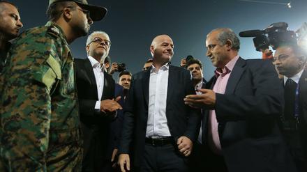 In Bedrängnis. Fifa-Präsident Gianni Infantino (M.), der jüngst schon im Fokus der "Football-Leaks" stand.