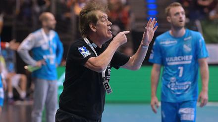 Wie viele Spieler hab ich noch? Füchse-Trainer Velimir Petkovic hat es derzeit nicht leicht.