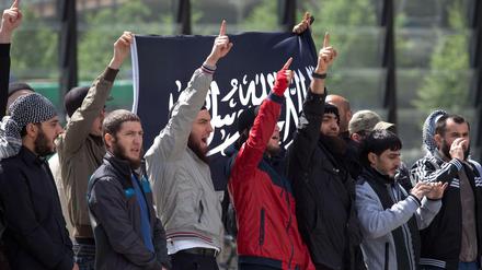 Radikale Salafisten protestieren auf dem Potsdamer Platz in Berlin gegen eine Kundgebung der rechstpopulistischen Partei Pro Deutschland, die Mohammed-Karrikaturen zeigen. 