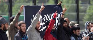 Radikale Salafisten protestieren in Berlin gegen eine Kundgebung der rechstpopulistischen Partei Pro Deutschland, die Mohammed-Karrikaturen zeigt. 