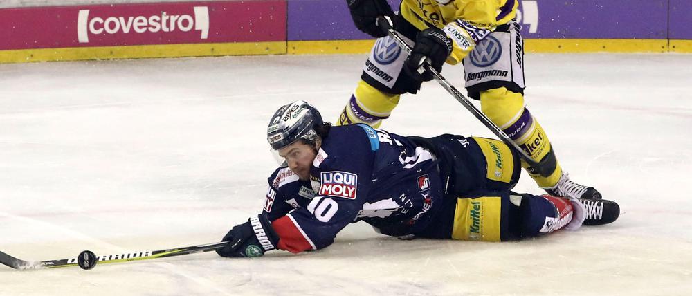 Erfolgreiche Rutschpartie. Brendan Ranford (liegend) und die Eisbären Berlin schlagen die Krefeld Pinguine.