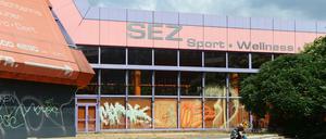 Das Sport- und Erholungszentrum SEZ wurde im Jahr 2003 für den symbolischen Preis von einem Euro an einen Investor verkauft.