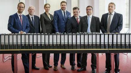 Mitstreiter gesucht. Am 1. November haben Klaus Müller, Chef des Bundesverbands der Verbraucherzentralen (ganz links), ADAC-Präsident August Markl (zweiter von links) und Jutta Gurkmann, Leiterin des Geschäftsbereiches Verbraucherpolitik beim Bundesverband der Verbraucherzentralen, gemeinsam mit den Rechtsanwälten Klage gegen VW erhoben. 