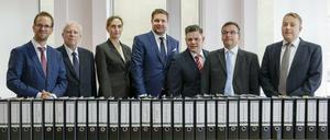 Mitstreiter gesucht. Am 1. November haben Klaus Müller, Chef des Bundesverbands der Verbraucherzentralen (ganz links), ADAC-Präsident August Markl (zweiter von links) und Jutta Gurkmann, Leiterin des Geschäftsbereiches Verbraucherpolitik beim Bundesverband der Verbraucherzentralen, gemeinsam mit den Rechtsanwälten Klage gegen VW erhoben.