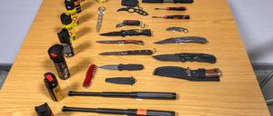 Von der Bundespolizei sichergestellte Gegenstände, darunter Pfefferspray, Schlagstöcke und Messer.