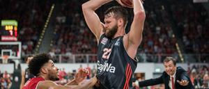 Blick nach oben. Wo der FC Bayern mit Danilo Barthel (r.) ist, kommen die Bamberger und Augustine Rubit so schnell womöglich nicht mehr hin.