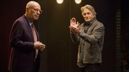 Müssen sich dem Alter stellen: Der Schauspieler Sandy Kominsky (Michael Douglas, re.) und sein Agent Norman Newlander (Alan Arkin).