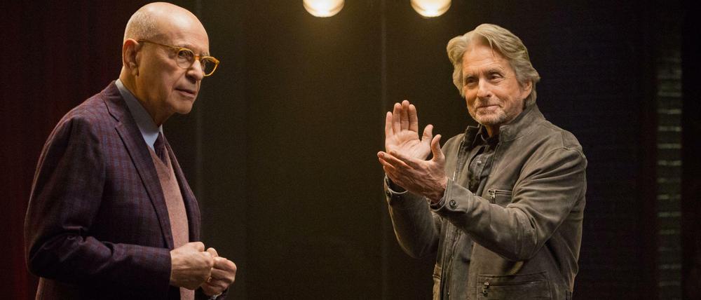 Müssen sich dem Alter stellen: Der Schauspieler Sandy Kominsky (Michael Douglas, re.) und sein Agent Norman Newlander (Alan Arkin).