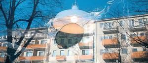 Das eingeworfene Fenster des Bilderrahmenladens "Frame Work Berlin" in Kreuzberg. Immer wieder werden Händler im Kiez attackiert.