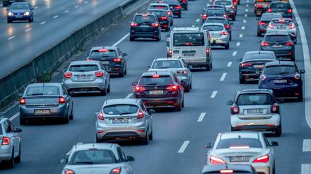 Zahlreiche Autos fahren am frühen Morgen über die Autobahn 40 im Ruhrgebiet.