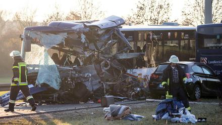 Zusammenstoß von zwei Bussen: Rettungskräfte arbeiten an der Unfallstelle.