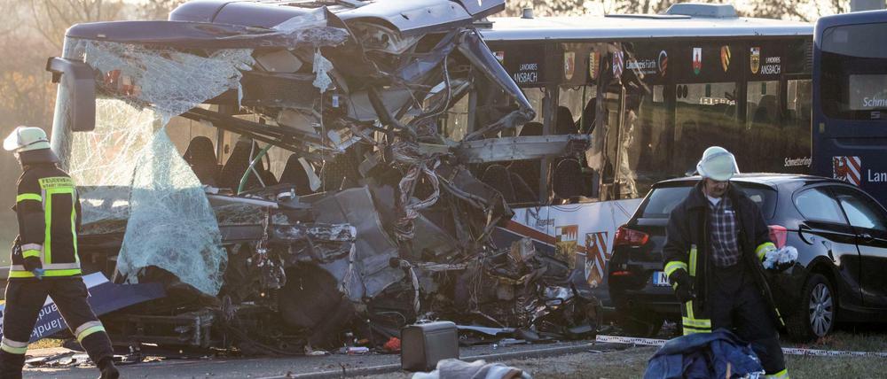 Zusammenstoß von zwei Bussen: Rettungskräfte arbeiten an der Unfallstelle.