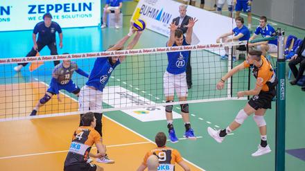 Und drauf! Adam White (r.) war der Mann für den letzten Punkt im Spiel zwischen den Volleys und dem VfB Friedrichshafen.