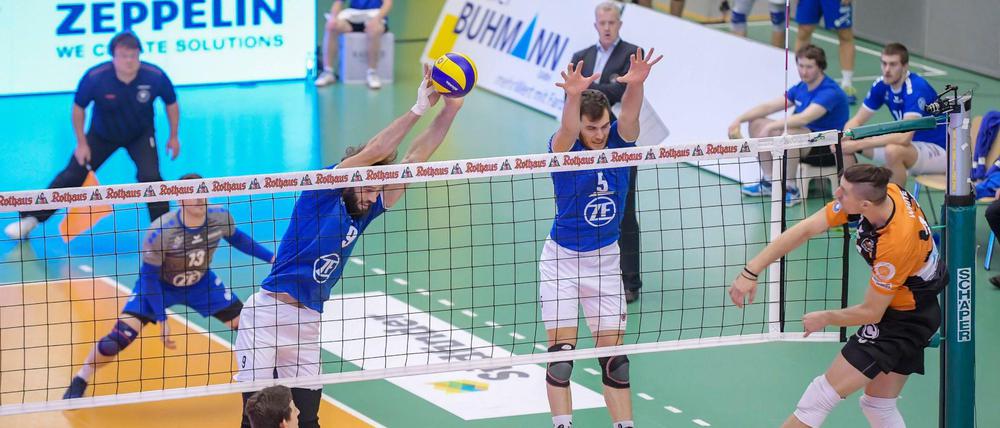 Und drauf! Adam White (r.) war der Mann für den letzten Punkt im Spiel zwischen den Volleys und dem VfB Friedrichshafen.