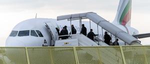 Abgelehnte Asylbewerber steigen im Rahmen einer Sammelabschiebung in ein Flugzeug (Symbolbild). 