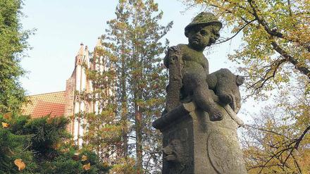 Jubiläumsbrunnen an der Dorfkirche. 