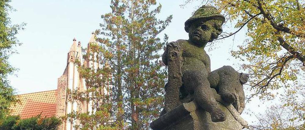 Jubiläumsbrunnen an der Dorfkirche. 