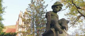 Jubiläumsbrunnen an der Dorfkirche. 