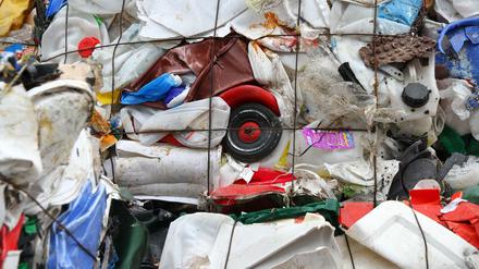 Zusammengebundener Plastikmüll.