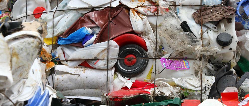 Zusammengebundener Plastikmüll.