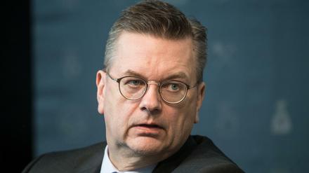 Skeptisch. DFB-Präsident Reinhard Grindel sieht noch viel Klärungsbedarf bei der Fifa.