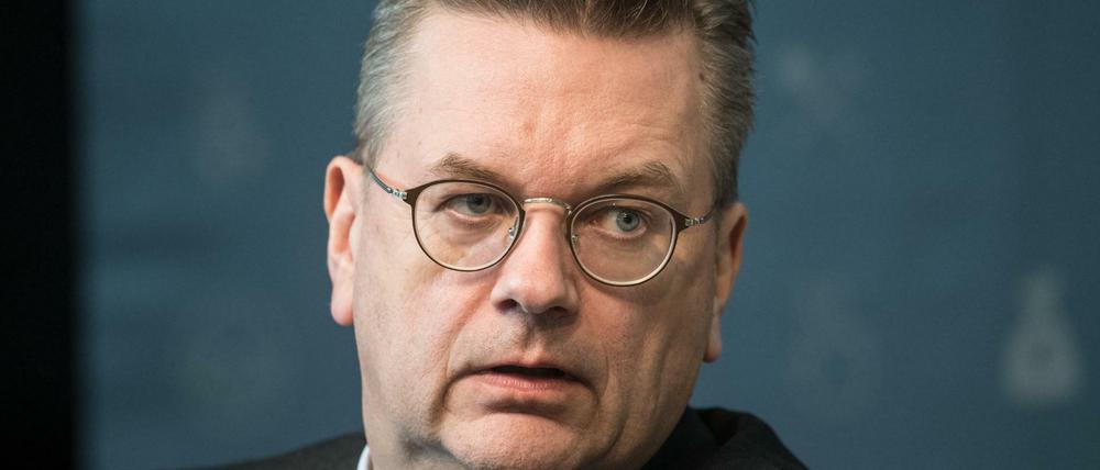 Skeptisch. DFB-Präsident Reinhard Grindel sieht noch viel Klärungsbedarf bei der Fifa.