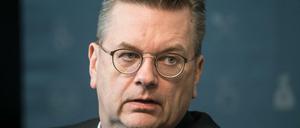 Skeptisch. DFB-Präsident Reinhard Grindel sieht noch viel Klärungsbedarf bei der Fifa.