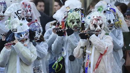 Teilnehmer des politisch-satirischen Umzugs "Prager Fasnacht" ziehen am 17. November durch die Prager Innenstadt. 