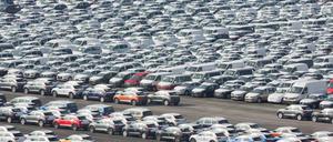 Fahrzeuge des Volkswagen Konzerns stehen im Hafen von Emden zur Verschiffung bereit. 