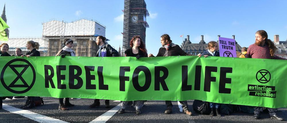 Demonstranten auf der Westminder Bridge halten ein Banner mit der Aufschrift "Rebel for life" (Rebell fürs Leben) der Gruppe «Extinction Rebellion», die zu einem Protest gegen Klimawandel aufgerufen hatte. dpa-Bildfunk +++