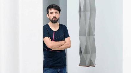 Federleicht. Wirkt wie aus Beton, ist aber Papier: Rozas’ Skulptur.