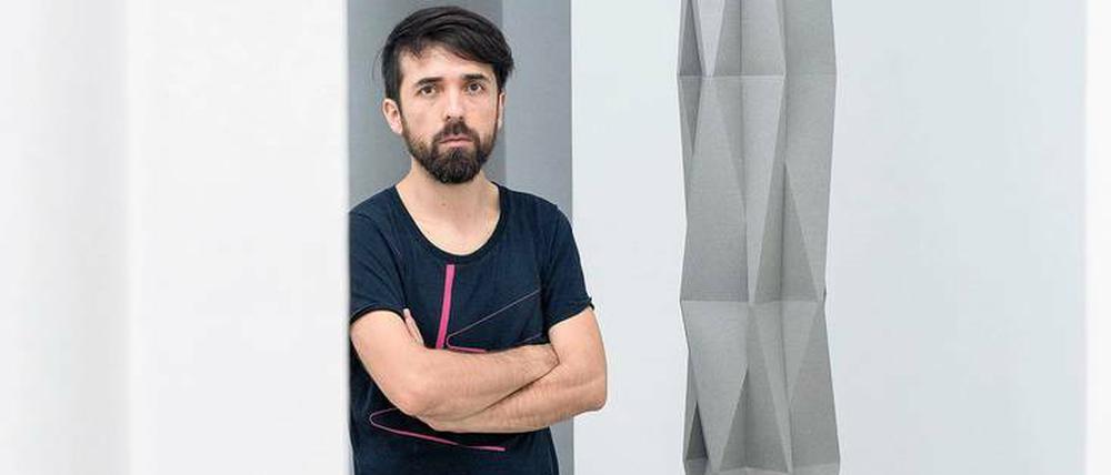 Federleicht. Wirkt wie aus Beton, ist aber Papier: Rozas’ Skulptur.