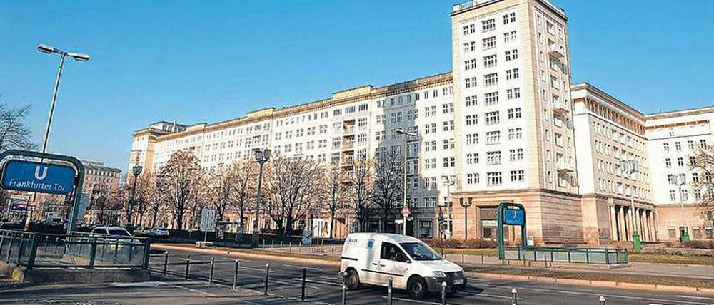 Einer der vom Verkauf betroffenen vier Wohnblöcke in der Nähe des Strausberger Platzes liegt in einem Milieuschutzgebiet.