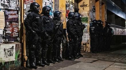 Polizeibeamte stehen bei einer Razzia in der Rigaer Straße.